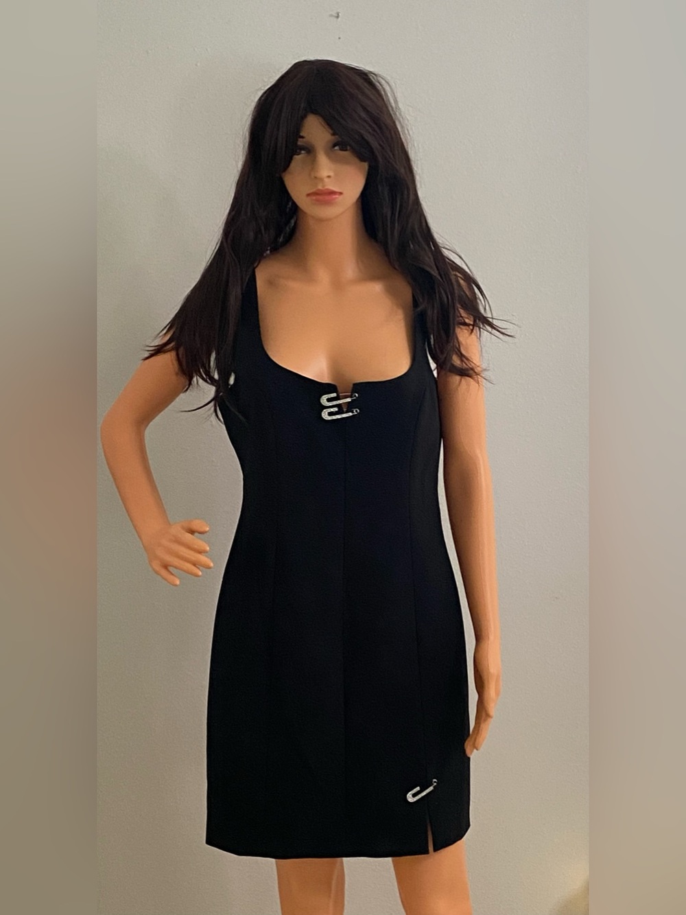 NEW CINQ A SEPT BLACK SLEEVELESS MINI DRESS WITH OVERSIZED BLING SAFETY PINS - Picture 2 of 16